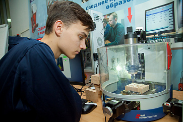 Станок фрезерный с числовым программным управлением, оснащенный щитком-экраном из оргстекла – портал поставщиков НСППО - 5