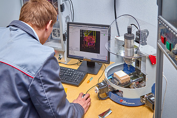 Станок фрезерно-гравировальный с числовым программным управлением, оснащенный щитком-экраном из оргстекла – портал поставщиков НСППО - 8