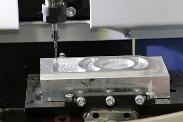 Станок фрезерный с числовым программным управлением, оснащенный щитком-экраном из оргстекла – портал поставщиков НСППО - 4