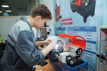 Станок токарный с числовым программным управлением, оснащенный щитком-экраном из оргстекла – портал поставщиков НСППО - 7