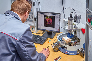 Станок фрезерный с числовым программным управлением, оснащенный щитком-экраном из оргстекла – портал поставщиков НСППО - 6